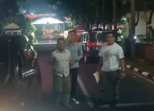 Tersangka kasus pencabulan anak, Darwin Pardede, saat digelandang petugas dari Polres Metro Bekasi setelah ditangkap di kawasan Cakung, Jakarta Timur, Rabu dini hari, 27 Agustus 2025. (Sumber: Istimewa)