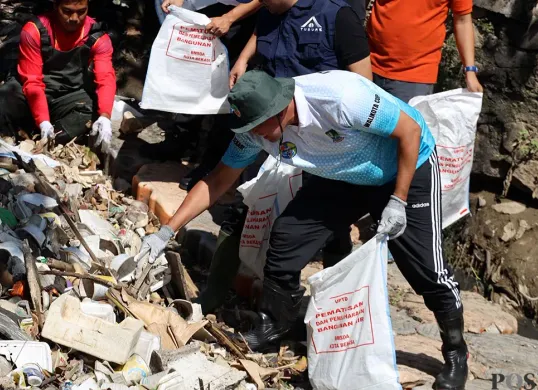Wali Kota Bekasi, Tri Adhianto, bersama komunitas Pandawara Grup dan warga bersih-bersih sampah di Kali Kapuk, Medan Satria, Bekasi, Rabu, 27 Agustus 2025. (Sumber: Humas Pemkot Bekasi)