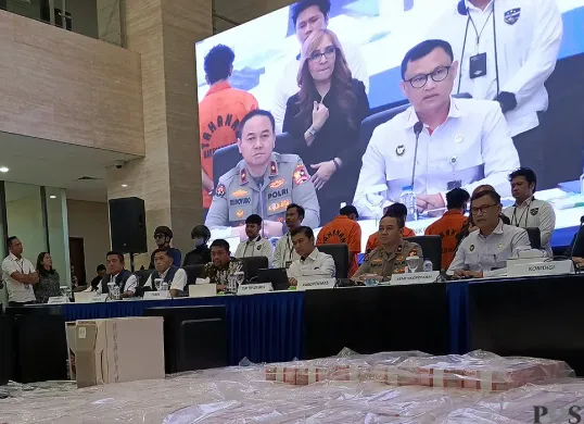 Direktorat Tindak Pidana Siber Bareskrim Polri menggelar konferensi pers pengungkapan sindikat judol jaringan nasional dan internasional di Mabes Polri, Jakarta Selatan, Rabu, 27 Agustus 2025. (Sumber: POSKOTA | Foto: Ali Mansur)