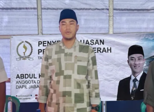 Anggota Komisi IV DPRD Jabar, Abdul Karim, saat menggelar sosialisasi Perda Nomor 8 Tahun 2016 tentang Pedoman Pelayanan Kepemudaan di Kampung Salakawung, Desa Sarampad, Kecamatan Cugenang, Kabupaten Cianjur. (Sumber: Dok. Pribadi)