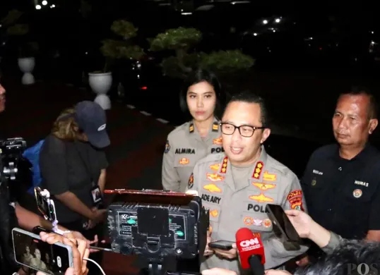 Kabid Humas Polda Metro Jaya, Kombes Ade Ary Syam Indradi, saat ditemui awak media di Komplek Gedung DPR, Senayan, Jakarta Pusat, Kamis, 28 Agustus 2025. (Sumber: POSKOTA | Foto: Ali Mansur)