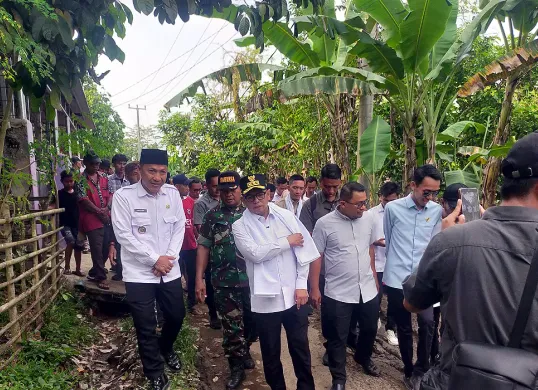 Gubernur Banten, Andra Soni saat meninjau jalan rusak di Kabupaten Lebak, Kamis, 28 Agustus 2025. (Sumber: Dok Tim Gubernur Banten)