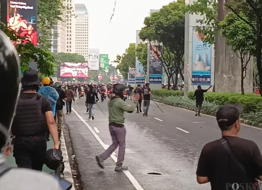 Bentrokan massa aksi yang didominasi para mahasiswa merembet ke Jalan Asia Afrika, Jakarta Pusat, Kamis, 28 Agustus 2025. (Sumber: Poskota/Ali Mansur)