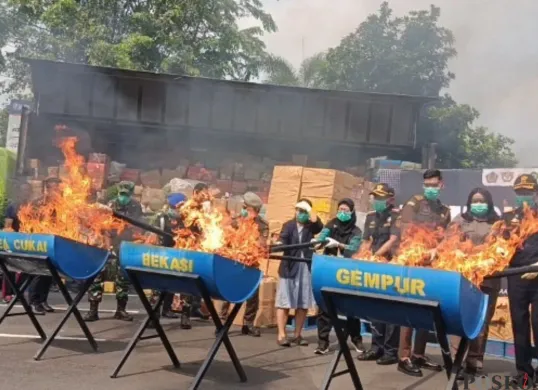 Jutaan batang rokok, miras, dan barang ilegal lainnya senilai Rp7,8 miliar dimusnahkan di Kantor Bea Cukai Bekasi, Kawasan MM2100, Cibitung, Kabupaten Bekasi, Kamis, 28 Agustus 2025. (Sumber: Poskota/Nurpini Aulia Rapika)