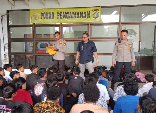 Petugas Polres Metro Bekasi Kota mengamankan pelajar diduga hendak demo di Jakarta, Kamis, 28 Agustus 2025. (Sumber: Poskota/Nurpini Aulia Rapika)