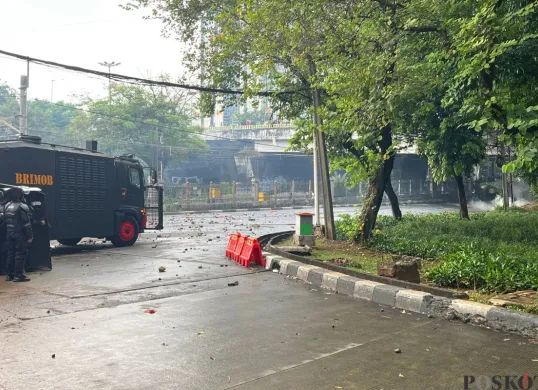 Kericuhan antara demonstran dan polisi di kawasan Pejompongan, Tanah Abang, Jakarta Pusat, Kamis, 28 Agustus 2025. (Sumber: Poskota/Pandi Ramedhan)