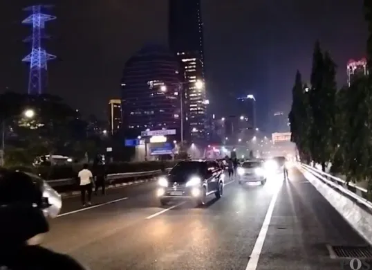 Suasana saat bentrokan massa pendemo dengan aparat kepolisian terjadi di Tol Dalam Kota dekat kawasan Semanggi, Jakarta, pada Kamis malam, 28 Agustus 2025. (Sumber: POSKOTA | Foto: Ali Mansur)