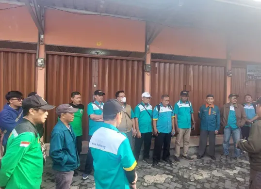 Massa buru yang berkumpul telah bersiap dari Jalan Raya Bogor, berangkat ke Jakarta. (Sumber: Polsek Cimangis)