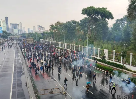 Kericuhan antara mahasiswa dan petugas keamanan dalam demonstrasi di depan Gedung DPR RI, Senayan, Jakarta Pusat, Kamis, 28 Agustus 2025. (Sumber: Poskota/Ali Mansur)
