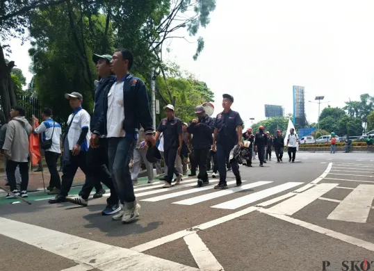 Ribuan massa aksi demo membubarkan diri dari depan Gedung DPR RI, Senayan, Jakarta Pusat, Kamis, 28 Agustus 2025. (Sumber: Poskota/Ali Mansur)