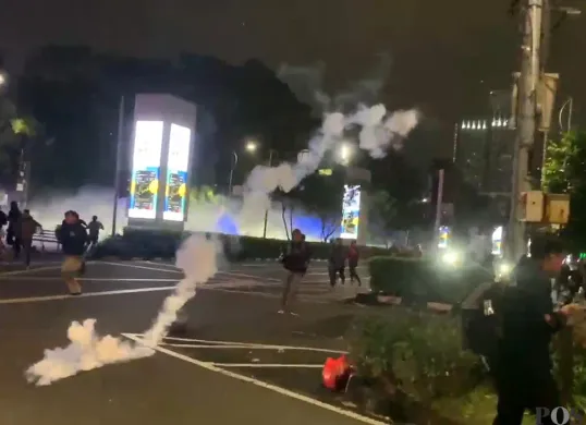 Bentrokan antara massa aksi unjuk rasa dengan aparat kepolisian di sekitar pintu 1 Stadion Utama Gelora Bung Karno, Jakarta Pusat, Kamis malam, 28 Agustus 2025. (Sumber: POSKOTA | Foto: Ali Mansur)