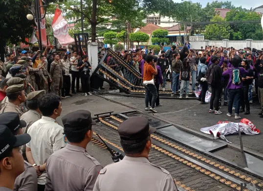 Pagar Gedung DPRD Kota Bogor roboh akibat dibuka paksa oleh mahasiswa dalam aksi tolak tunjangan DPR RI, Kamis 28 Agustus 2025. (Sumber: POSKOTA | Foto: Giffar Rivana)