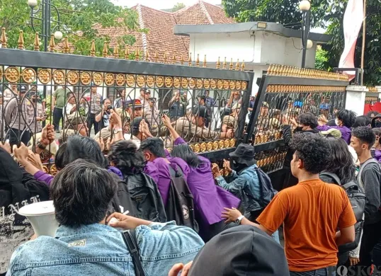 Mahasiswa mendorong pintu untuk memaksa masuk Gedung DPRD Kota Bogor saat demonstrasi, Kamis, 28 Agustus 2025. (Sumber: Poskota/Giffar Rivana)