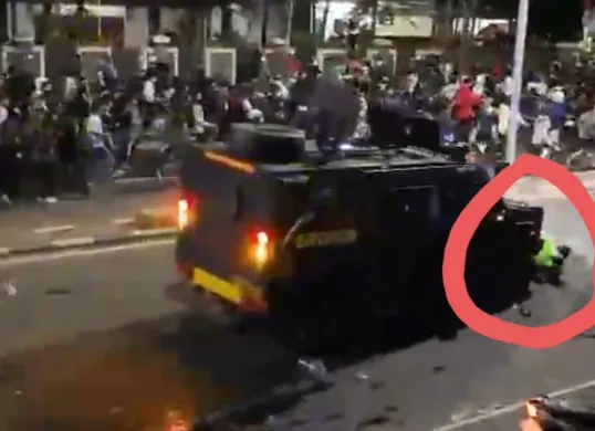 Tangkap layar saat rantis Brimob menabrak seorang pria berjaket ojol di kawasan Pejompongan, Tanah Abang, Jakarta Pusat, Kamis, 28 Agustus 2025. (Sumber: Istimewa)
