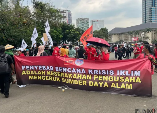Masa menggelar aksi demonstrasi di Kawasan Monas, Gambir, Jakarta Pusat, Kamis, 28 Agustus 2025. (Sumber: Poskota/Muhammad Tegar Jihad)