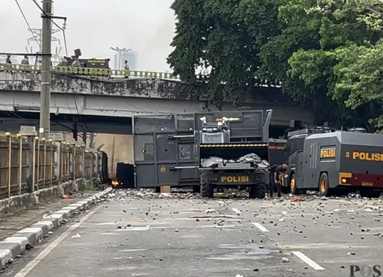 Kondisi di lokasi kericuhan massa pendemo dengan polisi di kawasan Pejompongan, Tanah Abang, Jakarta Pusat, Kamis, 28 Agustus 2025. (Sumber: POSKOTA | Foto: Pandi Ramedhan)