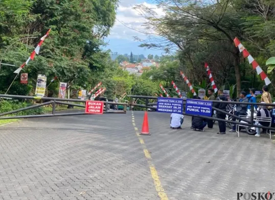 Gerbang masuk Lembang Park Zoo, Kelurahan Sukajaya, Kecamatan Lembang, Kabupaten Bandung Barat, ditutup petugas, Kamis, 28 Agustus 2025. (Sumber: Poskota/Gatot Poedji Utomo)
