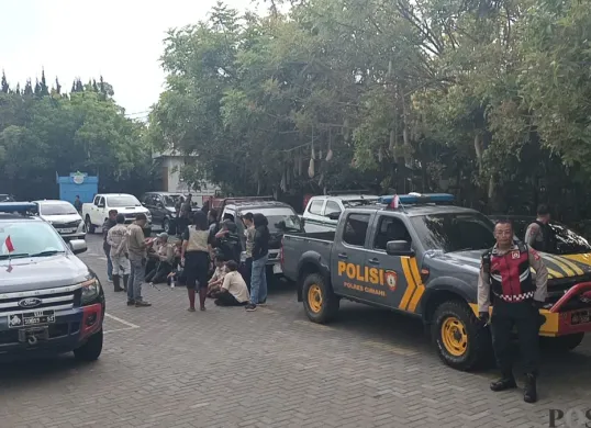Petugas gabungan siaga di Lembang Park Zoo, Jalan Raya Lembang, Kamis, 28 Agustus 2025. (Sumber: POSKOTA | Foto: Gatot Poedji Utomo)