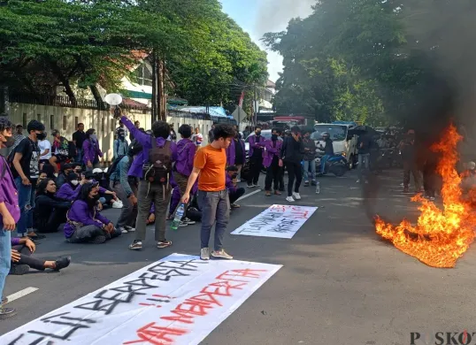 Mahasiswa memblokade jalan Pemuda Kota Bogor saat demo di depan Gedung DPRD Kota Bogor, Kamis, 28 Agustus 2025. (Sumber: Poskota/Giffar Rivana)