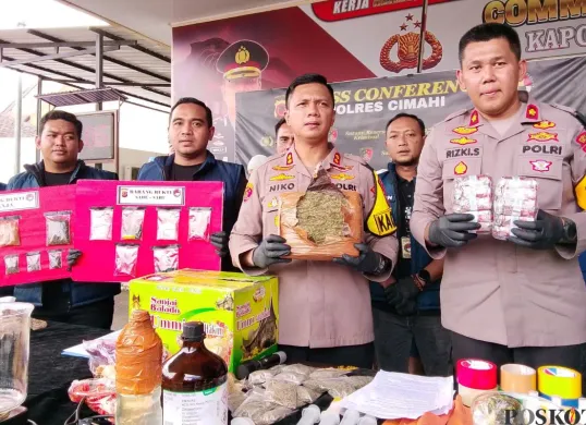 Polres Cimahi melaksanakan gelar perkara kasus penyalahgunaan dan peredaran narkoba di Mako Polres Cimahi, Kamis, 28 Agustus 2025. (Sumber: Poskota/Gatot Poedji Utomo)