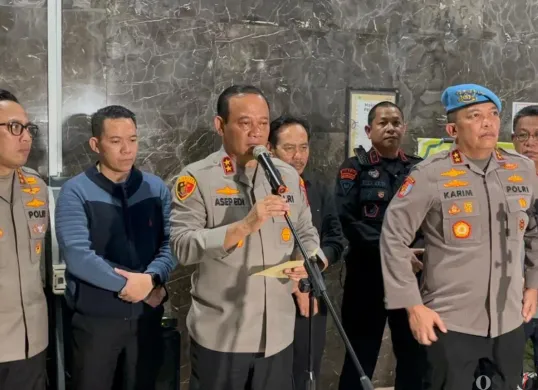 Kapolda Metro Jaya, Irjen Asep Edi Suheri dalam jumpa pers kasus ojol tewas ditabrak rantis Brimob di RSCM, Jakarta Pusat, Jumat, 29 Agustus 2025. (Sumber: Poskota/Ali Mansur)