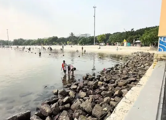 Pantai Beach Pool, Ancol. (Sumber: YouTube/DRelicious Story)