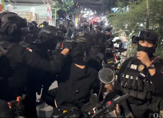 Penangkapan sejumlah demonstran oleh anggota Brimob di dekat Polsek Palmerah, Kamis, 28 Agustus 2025. (Sumber: POSKOTA | Foto: Pandi Ramedhan)