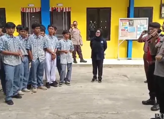 Kapolsek Bojongsari, Kompol Fauzan Thohari bersama anggota memberikan sosialisasi dan imbauan bagi pelajar SMA STB Sawangan, Kota Depok. (Sumber: Poskota/Angga Pahlevi)