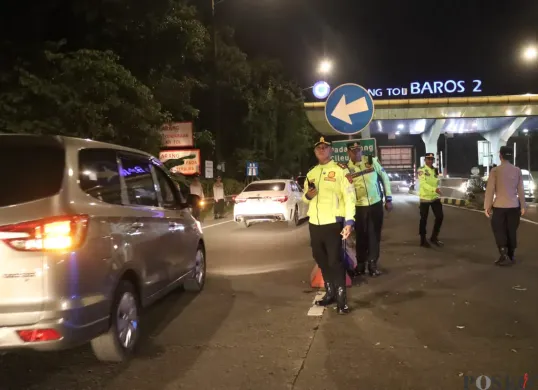 Anggota Polres Cimahi siaga di Gerbang Tol Baros, Kamis malam, 28 Agustus 202, guna mencegah pelajar ikut demonstrasi ke Jakarta. (Sumber: POSKOTA | Foto: Gatot Poedji Utomo)