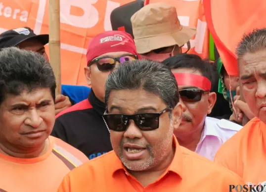 Presiden Partai Buruh, Said Iqbal di depan Gedung DPR, Jalan Gatot Subroto, Senayan, Jakarta Selatan, Kamis, 28 Agustus 2025. (Sumber: Poskota/Ali Mansur)