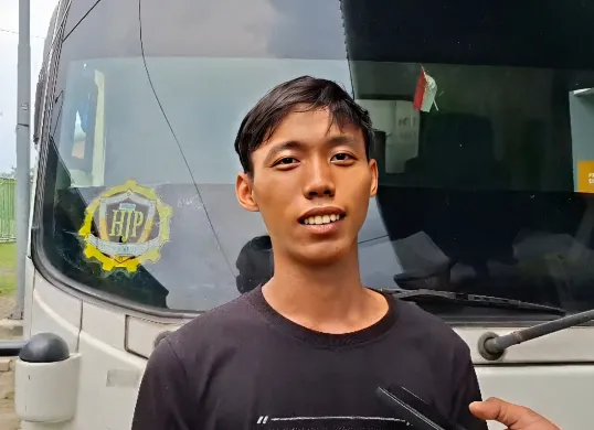 Najib, 28 tahun, kernet truk box di Cikarang, Kabupaten Bekasi, yang dihadang puluhan pelajar yang hendak demo ke Jakarta, Kamis, 28 Agustus 2025. (Sumber: Dokumentasi istimewa)
