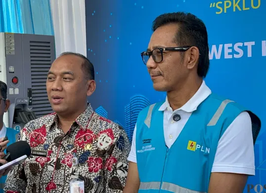 Wali Kota Jakarta Barat, Uus Kuswanti saat doorstop setelah meresmikan pembangunan SPKLU di West Hub, Jakarta Barat, pada Kamis, 28 Agustus 2025. (Sumber: Poskota/Pandi Ramedhan)