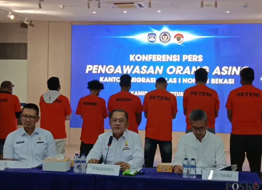 Tujuh WNA diamankan Kantor Imigrasi Bekasi atas dugaan penggunaan sponsor fiktif untuk mengurus izin tinggal, Kamis, 28 Agustus 2025. (Sumber: Poskota/Nurpini Aulia Rapika)