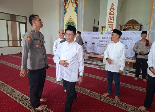Kapolsek Tajurhalang Iptu Raden Suwito usai memberikan himbauan kamtibmas kepada warga dan tokoh agama dalam kegiatan Jumat Keliling di Masjid Besar Nurul Qomar, Tajurhalang, Kabupaten Bogor, Jumat, 29 Agustus 2025. (Sumber: Poskota/Angga Pahlevi)