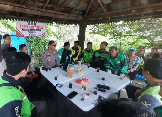 Kapolsek Beji Kompol Josman Harianja dan komunitas Ojol Depok di Pos Pertigaan Margonda Raya-Juanda, Kota Depok, Jumat, 29 Agustus 2025. (Sumber: Poskota/Angga Pahlevi)
