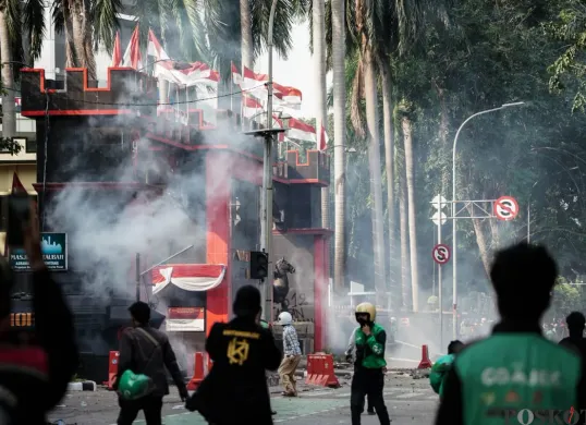 Massa aksi dan polisi bentrok di depan Mako Brimob Polda Metro Jaya, Kecamatan Senen, Jakarta Pusat, Jumat, 29 Agustus 2025. (Sumber: Poskota/Bilal Nugraha Ginanjar)