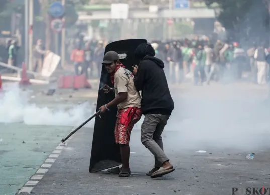 Ilustrasi, dua orang pengunjuk rasa berlindung di balik tameng polisi saat demonstrasi di Mako Brimob Polda Metro Jaya, Kecamatan Senen, Jakarta Pusat, Jumat, 29 Agustus 2025. (Sumber: Poskota/Bilal Nugraha Ginanjar)