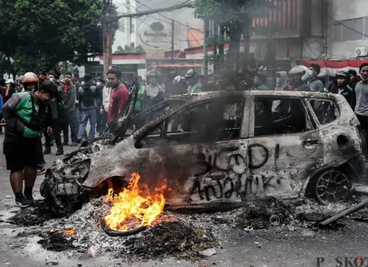 Mobil hangus terbakar saat demonstrasi di depan Satuan Brimob Polda Metro Jaya, Kecamatan Senen, Jakarta Pusat, Jumat, 29 Agustus 2025. (Sumber: Poskota/Bilal Nugraha Ginanjar)