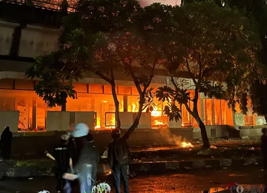 Halte Busway Sentral Senen, Jakarta Pusat, dibakar masa aksi, Jumat, 29 Agustus 2025. (Sumber: Poskota/Muhammad Tegar Jihad)