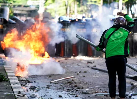 Potret driver ojol yang turut ikut unjuk rasa di depan Mako Brimob, Kwitang, Jakarta Pusat pada Jumat, 29 Agustus 2025. (Sumber: Poskota/Bilal Ginanjar Nugraha)