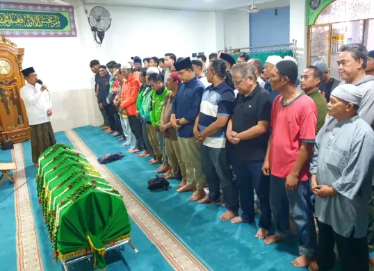 Potret Anies Baswedan yang turut serta ikut melaksanakan salat jenazah Affan Kurniawan di Masjid Jami Al-Falaah, Menteng, Jakarta Pusat pada Jumat 29 Agustus 2025. (Sumber: Poskota/Bilal Ginanjar Nugraha)