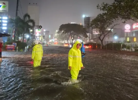 Petugas Polres Metro Depok melakukan penjagaan di titik genangan banjir di Jalan Raya Margonda, Kota Depok, Jumat, 29 Agustus 2025. (Sumber: Dok. Polres Metro Depok)