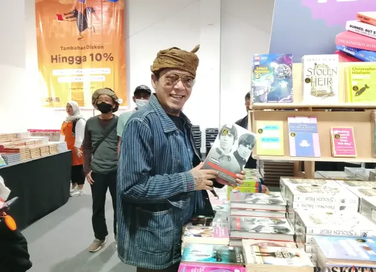 Budayawan Sunda, Budi Setiawan Garda Pandawa, saat mengunjungi workshop BBW di Kotabaru Parahyangan, Bandung Barat, Jumat 29 Agustus 2025. (Sumber: Poskota/Gatot Poedji Utomo)