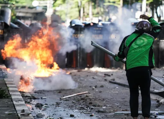 Sekelompok massa melancarkan aksi protes dengan mendatangi Markas Komando Brimob di Kwitang, pada Jumat, 29 Agustus 2025. (Sumber: Poskota/Bilal Nugraha Ginanjar)