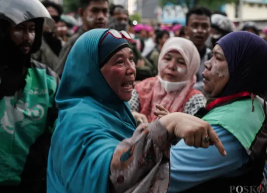 Massa aksi dari kalangan ibu-ibu terlibat dalam demonstrasi (Sumber: Poskota/Bilal Nugraha Ginanjar)