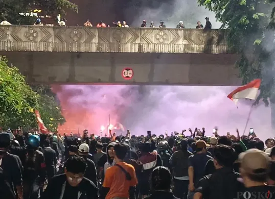 Suasana saat Halte TransJakarta depan Polda Metro Jaya, Jakarta Selatan, dibakar, Jumat, 29 Agustus 2025. (Sumber: Poskota/Ali Mansur)