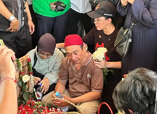 Isak tangis keluarga pecah saat jenazah driver ojol Affan Kurniawan dimasukkan ke liang lahat di TPU Karet Bivak, Jakarta Pusat, Jumat, 29 Agustus 2025. (Sumber: Poskota/Pandi Ramedhan)