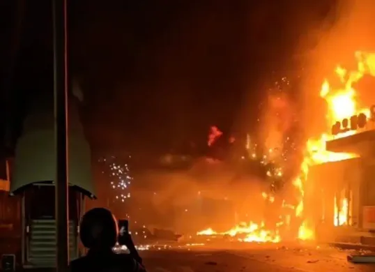 Halte Transjakarta Senen dibakar massa pada Kamis, 29 Agustus 2025 (Sumber: Instagram @jakartaku)