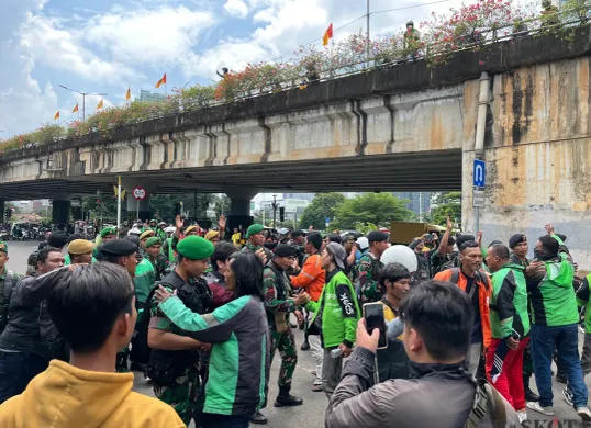 Kapolda Metro Jaya Irjen Asep Edi Suheri diteriaki pembunuh oleh para driver ojol usai mengikuti prosesi pemakaman Affan Kurniawan di TPU Karet Bivak, Jakarta Pusat, Jumat, 29 Agustus 2025. (Sumber: Poskota/Pandi Ramedhan)