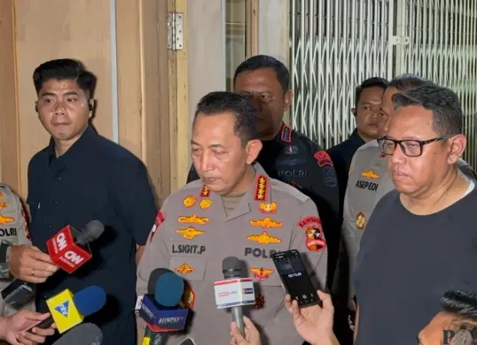 Kapolri Jenderal Polisi Listyo Sigit Prabowo menyambangi Rumah Sakit Cipto Mangunkusumo (RSCM), Senen, Jakarta Pusat, Jakarta Pusat, Jumat, 29 Agustus 2025 dini hari. (Sumber: Poskota/Ali Mansur)